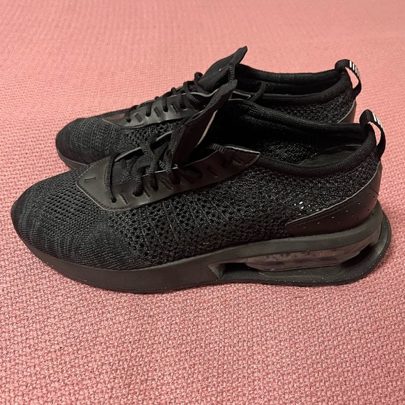 Nike Mens 7.5 Air Max Flyknit Racer Triple Black Gray Running Shoes FD2764-001 - Picture 2 of 8